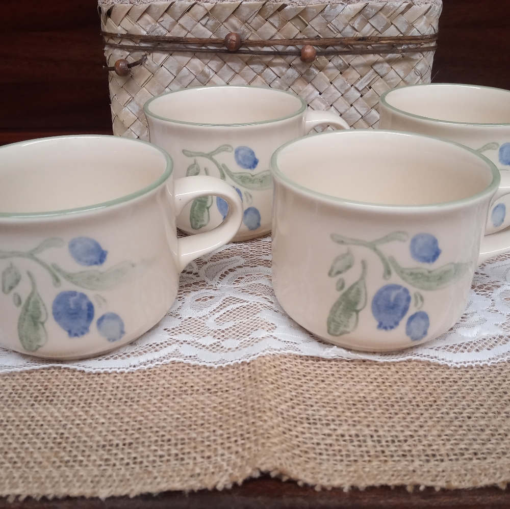 Vintage Pfaltzgraff 4 Blueberry Ceramic Coffee Cups Cottagecore EUC